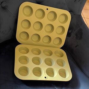 Cute mini Sears  cupcake green pans